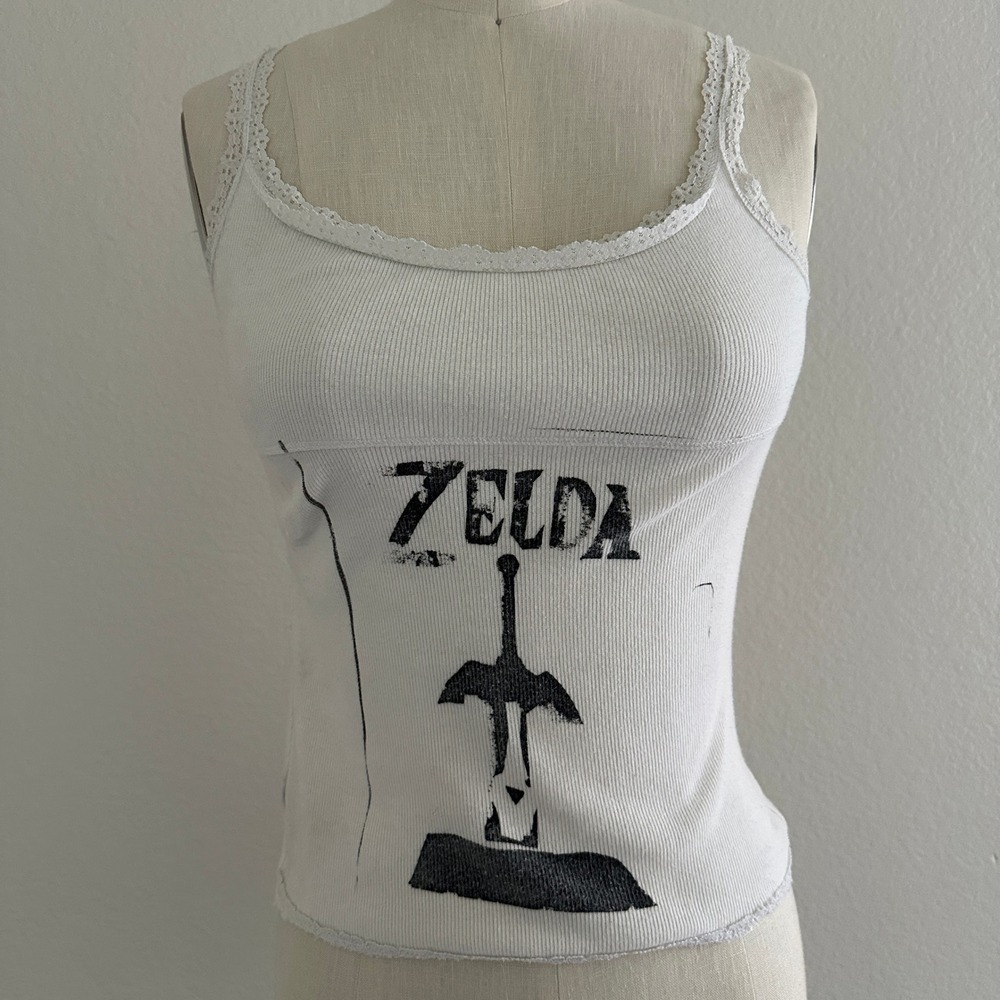 Full Tilt Zelda Graphic Cami Tank Top Womens M White Lace Trim Ribbed Y2K
